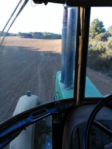 Vista desde tractor con agricultor genuino trabajando en el campo